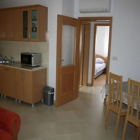 Ferienwohnung In Duba Mit Terrasse, Klimaanlage, W-lan *
